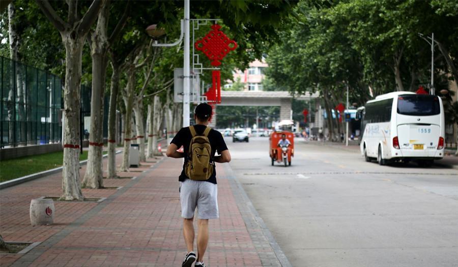 案例:男大学生听说寡居母亲怀孕,千里迢迢返家将男邻居砍死