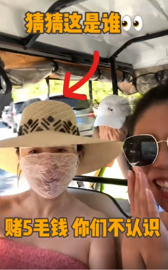 霍思燕|霍思燕和好友海边度假,戴粉色蕾丝面罩穿抹胸泳衣,全身又白又嫩