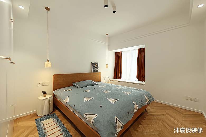 她家的装修没有随大流，仅用白墙与原木，轻松打造出极简温馨的家