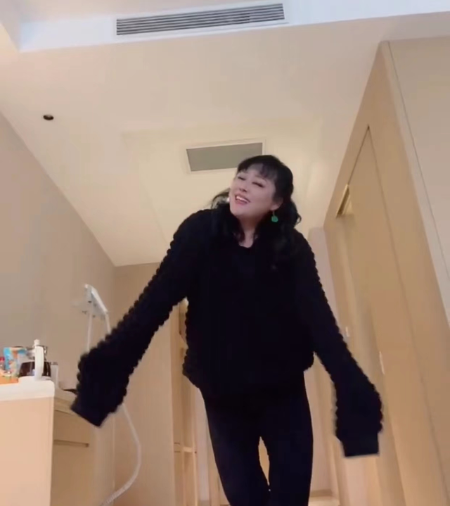李菁菁|52岁李菁菁暴瘦，扭腰热舞劈一字马筷子腿吸睛