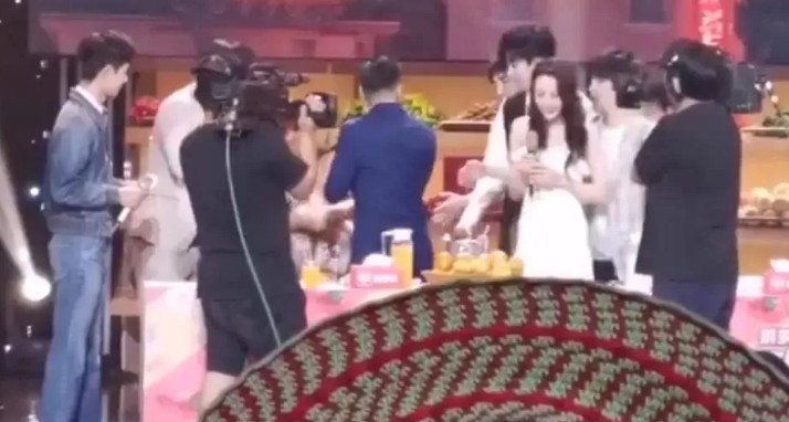 主持人|一次节目中,受邀登台的易中天对汪涵说:主持人你好是叫何炅对吧?汪涵应变绝了