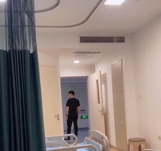 河北一孕妇医院待产,丈夫陪护“憋疯”走廊大喊斗地主,结局亮了