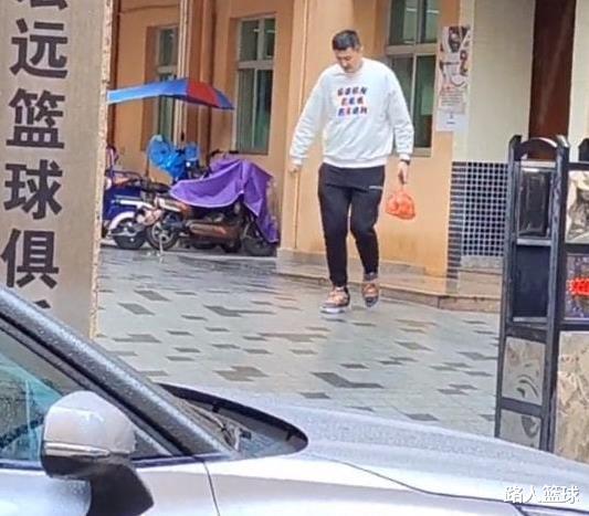 广东男篮|哪有天生的优秀！广东队新星苦练中，杠铃重量超大，杜锋没看错人