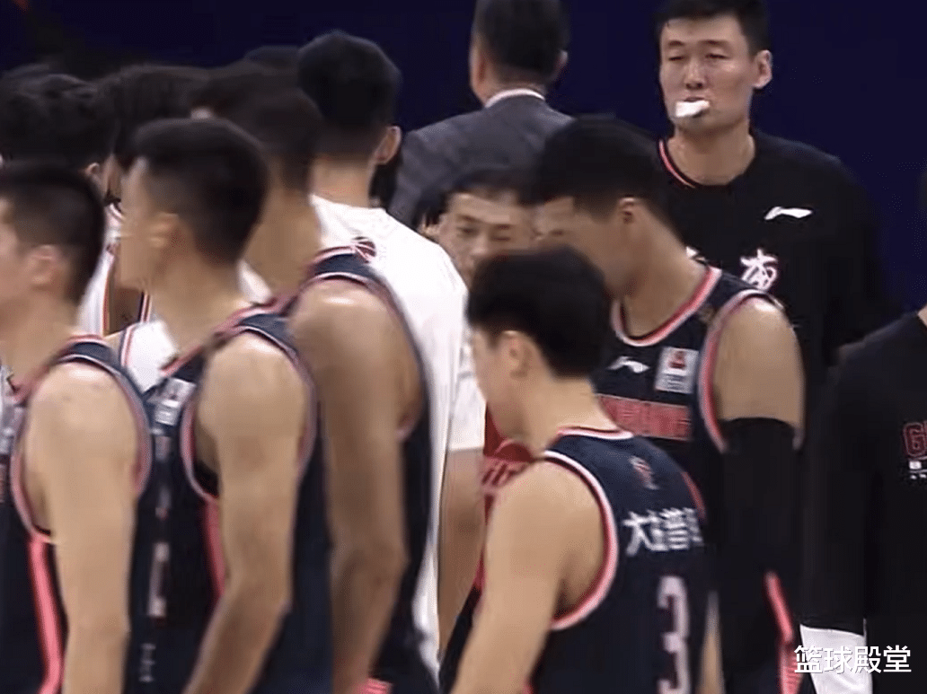 杜锋|新疆胜广东！阿联被逗笑，阿的江安慰杜锋，莱多叼毛巾，苏伟受伤