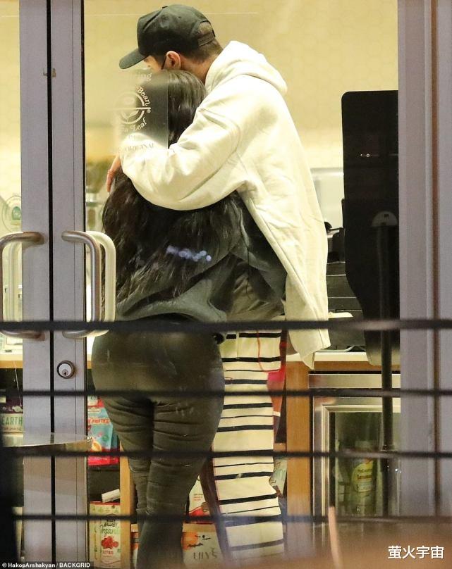 金·卡戴珊|金·卡戴珊约会28岁鲜肉，镜头前首次相拥，似恋爱中少女背影壮观