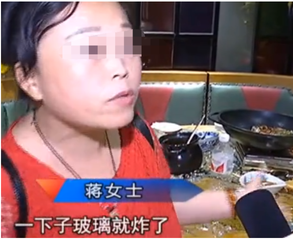 贵州,蒋女士和朋友相约,来到一家餐馆聚餐,期间在转动玻璃转盘时,不慎将一瓶啤酒撞倒