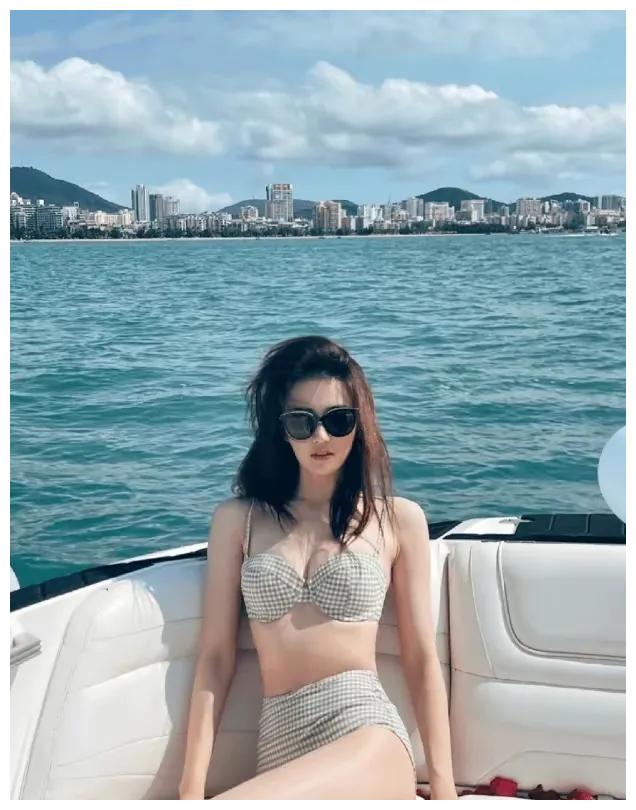 徐璐|28岁徐璐昔日穿比基尼在海边游玩，性感又清纯，娱乐圈的一股清流
