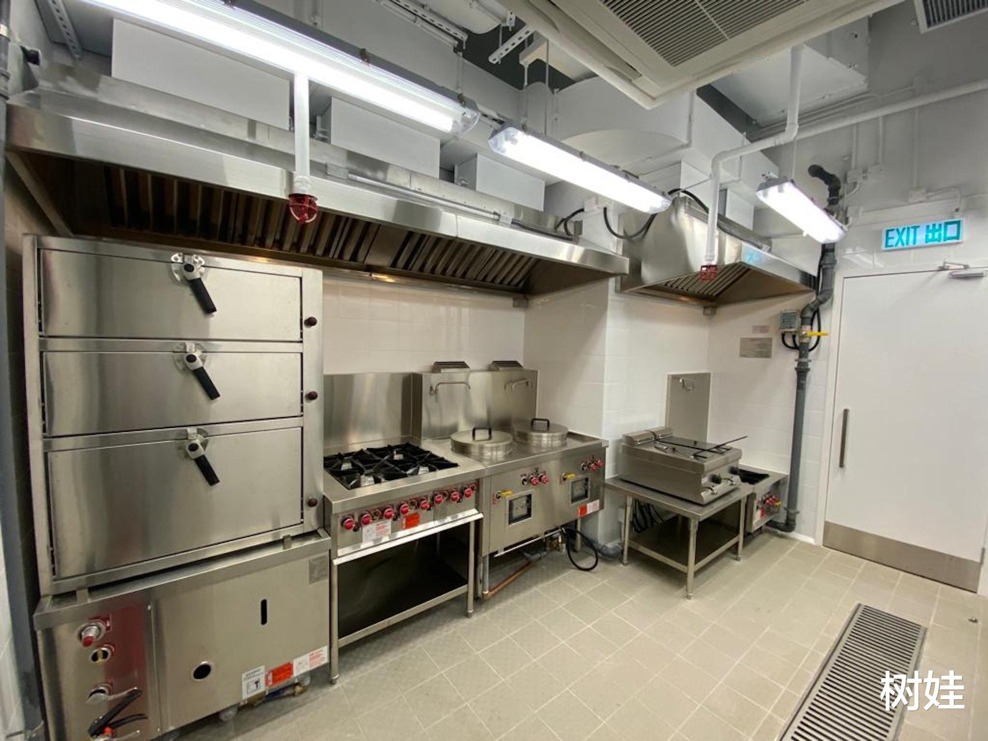 刘銮雄|刘銮雄14岁女儿首家餐厅将开业，选址在基层区域，不定期免费送饭