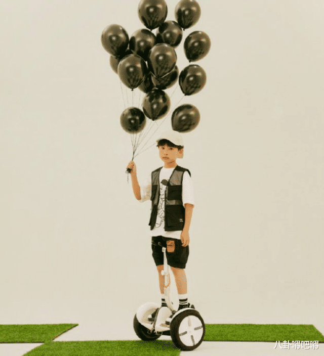 易烊千玺|易烊千玺弟弟再登时尚杂志，小小年纪履历不少，网友：比哥哥厉害