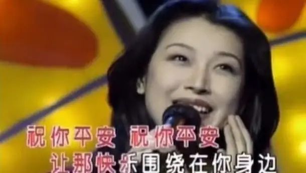 散粉 50岁孙悦高调复出，穿露腰装扎高马尾状态真好，靴子直接当裤子穿