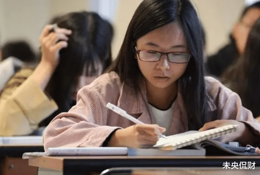 大学生开始用现金,意味着什么?内行人道出实情