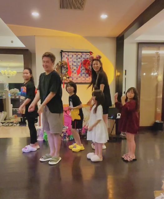 陈浩民|陈浩民一家跳健身操，四个孩子颜值遭吐槽，陈璟逸被误认为是女生