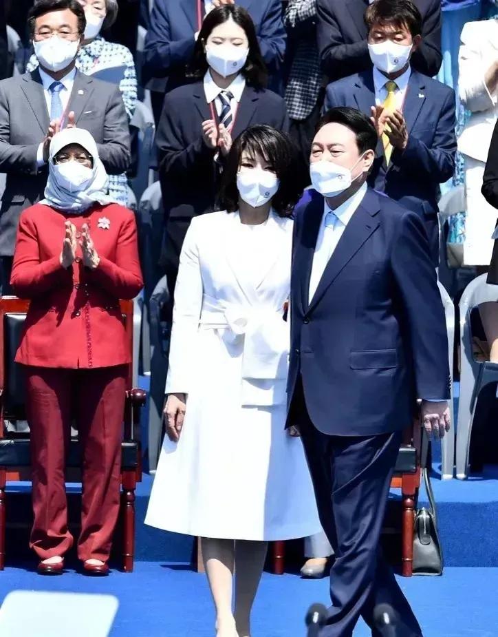 疾病 韩国新总统夫人彻底火了!49岁还有娃娃脸,一天换四套礼服美出圈,了不得