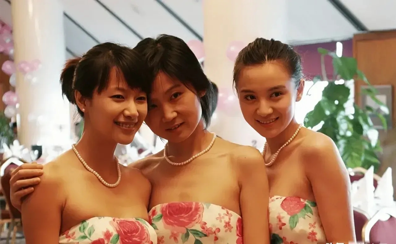 徐静蕾|人前一套人后乱套，5个长得清纯优雅的女明星背地里却是老烟枪，谁是你的意难平