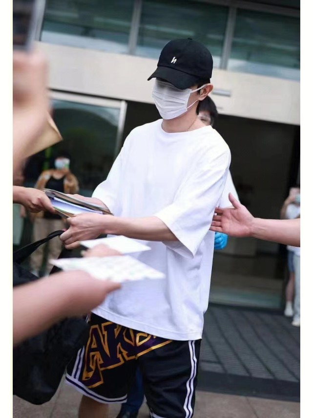 邓伦|邓伦带助理现身杭州机场，被曝7月将在横店开见面会，粉丝揭露真相