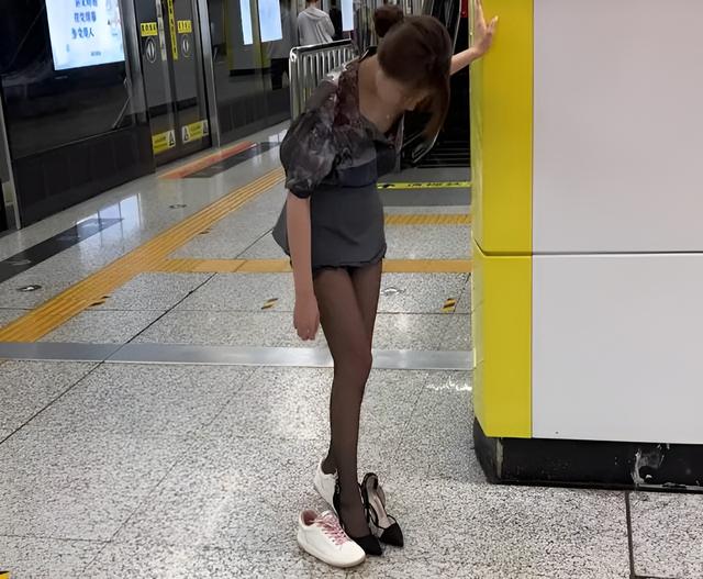 儿子奇葩护妈引网友热议!女子穿黑丝短裙当众换鞋,遭路人围观