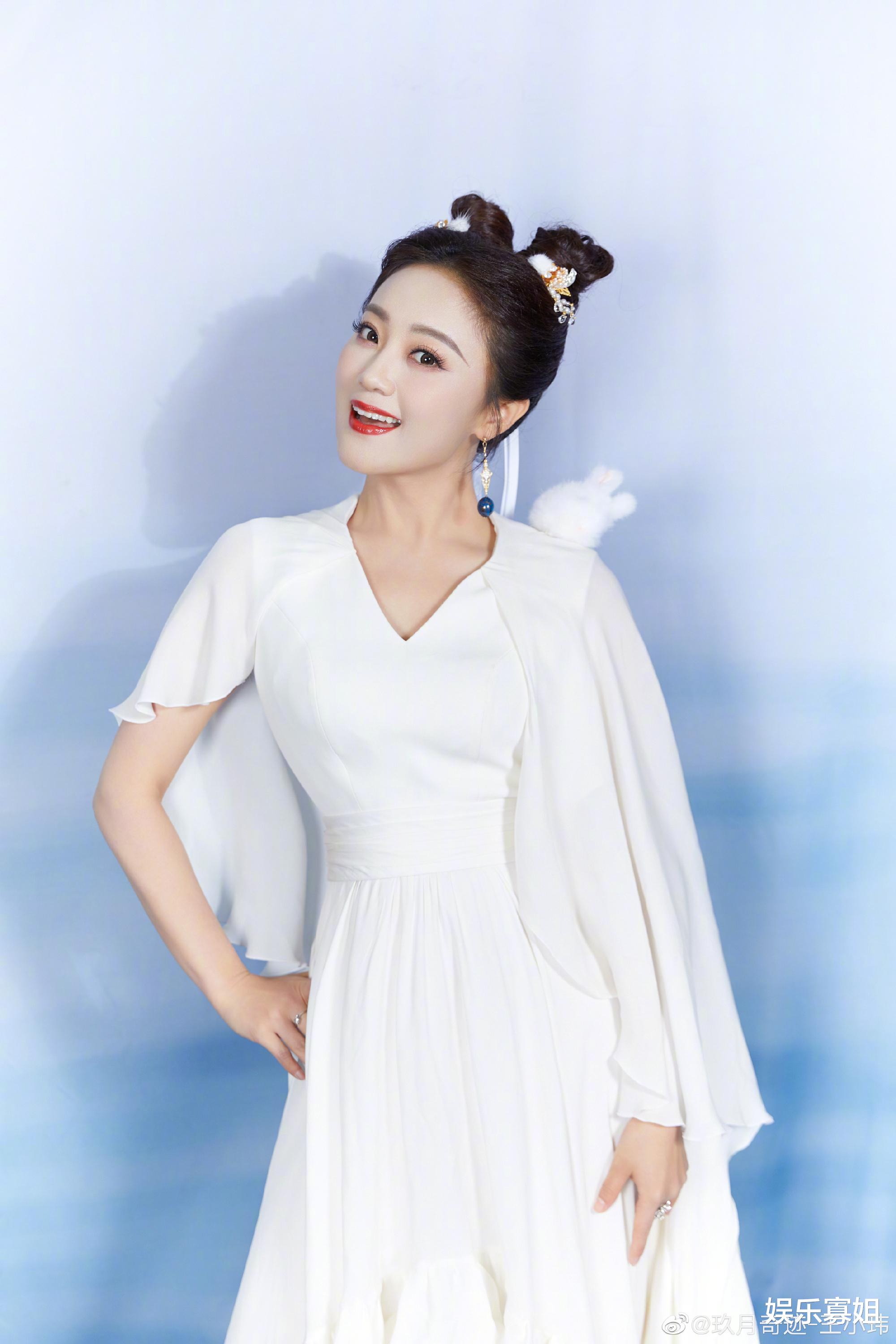 |玖月奇迹王小玮嫦娥造型亮相舞台，娇俏可爱又灵动，笑起来很治愈