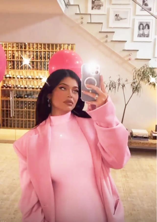 金·卡戴珊|卡戴珊与凯莉共办派对为女儿们庆生，表面和睦，定制气球墙暗藏心机