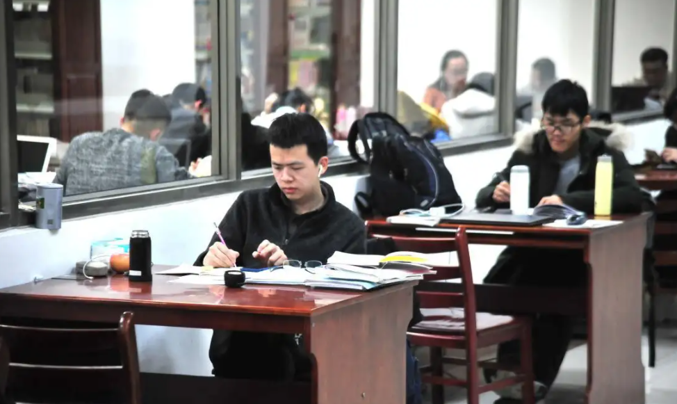 高校|30+程序员辞职3年上岸985,妻子赚钱供父子俩读书,网友却泼冷水