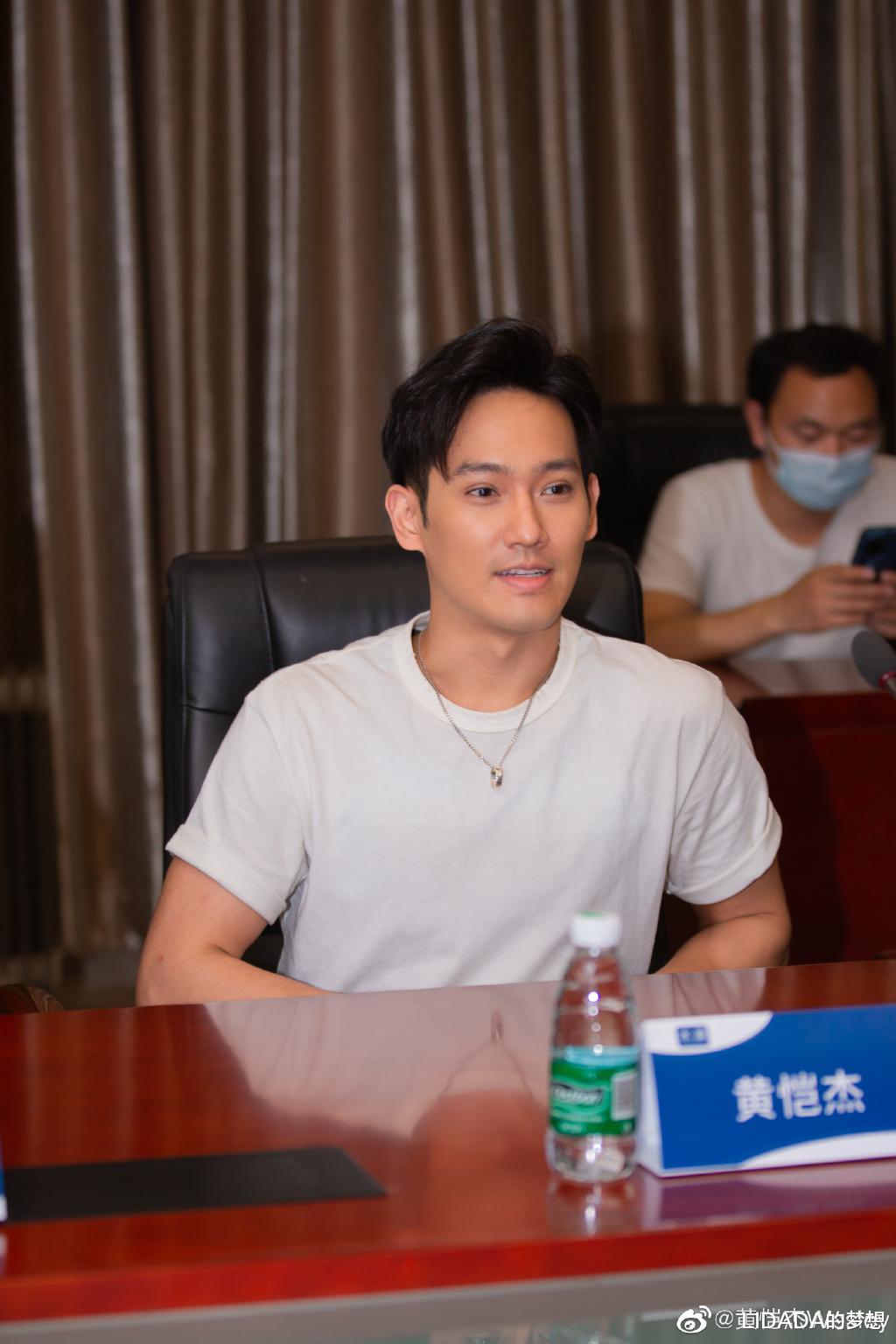 赵雅芝|赵雅芝：带两个儿子再婚嫁黄锦燊，恩爱三十多年生一子，幸福美满