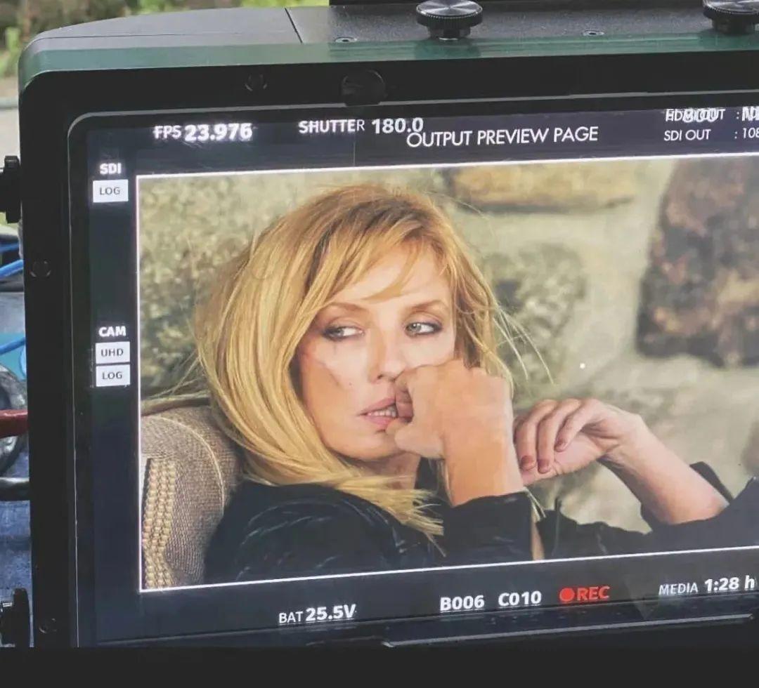 黄石|《黄石》中“大杀四方”,她走的每一步,都底气实足