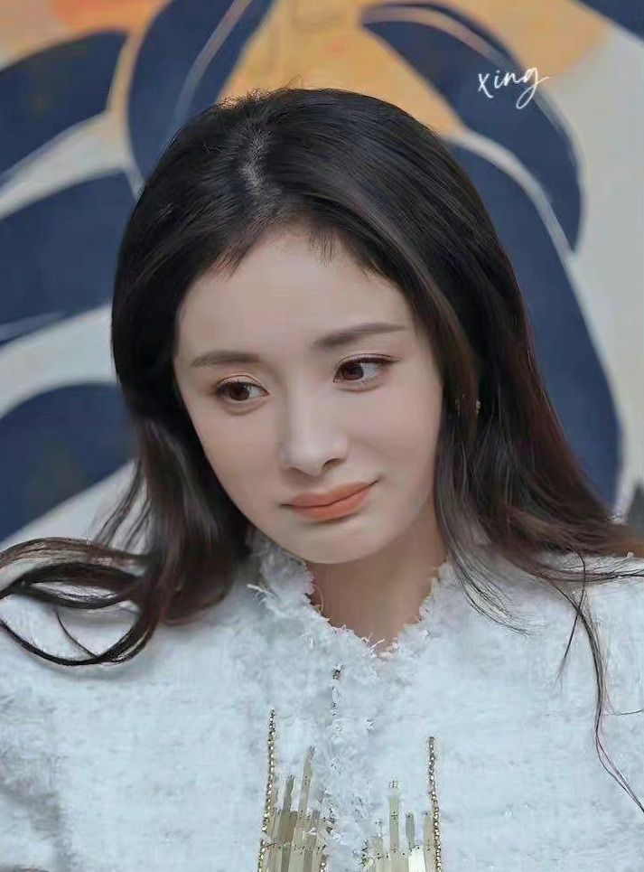 杨幂 杨幂总算颜值回春，梳着胎毛刘海嫩得像少女，撒娇的样子好迷人