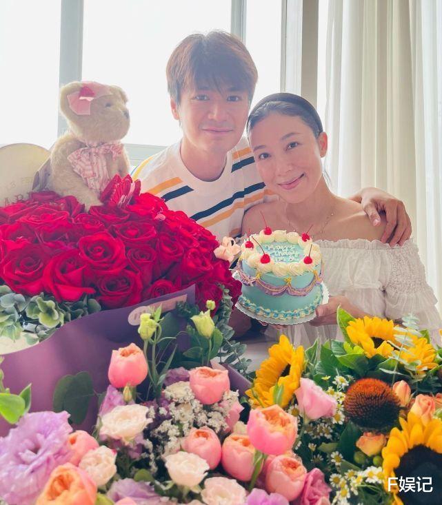 杨怡|罗仲谦杨怡带一对子女赏月享受亲子乐 分享全家福首晒小儿子正面照