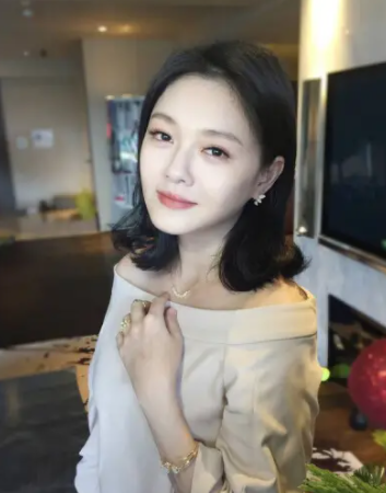 张兰|近日，富婆张兰终于在直播中透露了汪小菲离婚的真正原因！