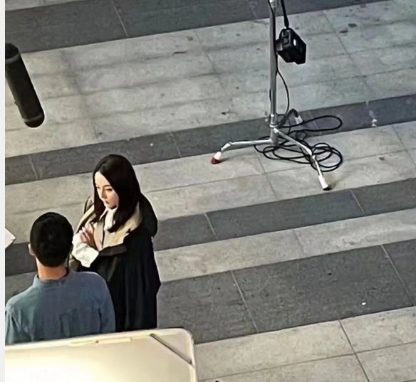 迪丽热巴|《公诉精英》新路透,迪丽热巴双腿纤细,与佟大为同框对比明显