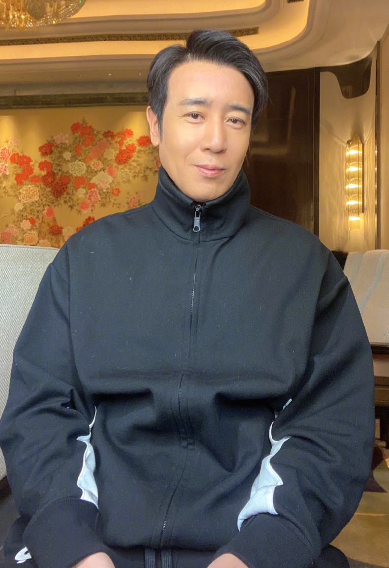 于和伟|戏骨于和伟晒夸张美颜照！脸超尖变水光肌，称因害羞跑厕所呕吐