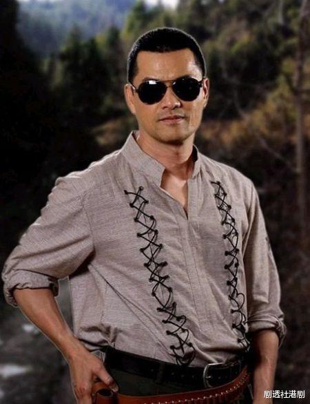 吕良伟|不老男神！知名港星无惧寒冷天穿背心爬山，大晒壮硕麒麟臂引热议