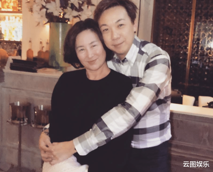 何超琼|何超琼连续2年为男友人庆生，紧贴而坐一脸甜笑，相识30年关系好