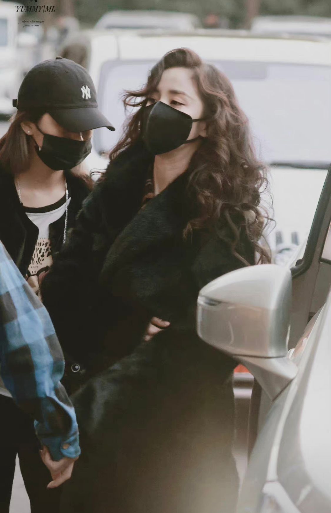 发型 被杨幂新发型惊艳了,烫“港风卷”好显贵,配黑色皮草贵妇范十足