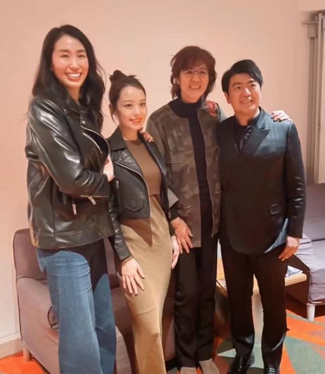 郎平|谷爱凌跟郎平一家合影，郎平女儿比她高半头，长相普通但很自信