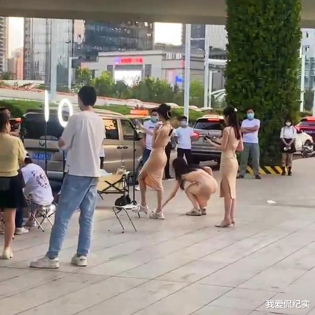 榜一大哥亲临?河南三名主播穿开叉裙跳舞,男子搬小板凳坐旁边看