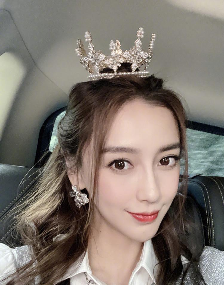 Angelababy|杨颖疑似经期录节目被淋浴，杨迪散开头发替她挡雨！两次暖心救场