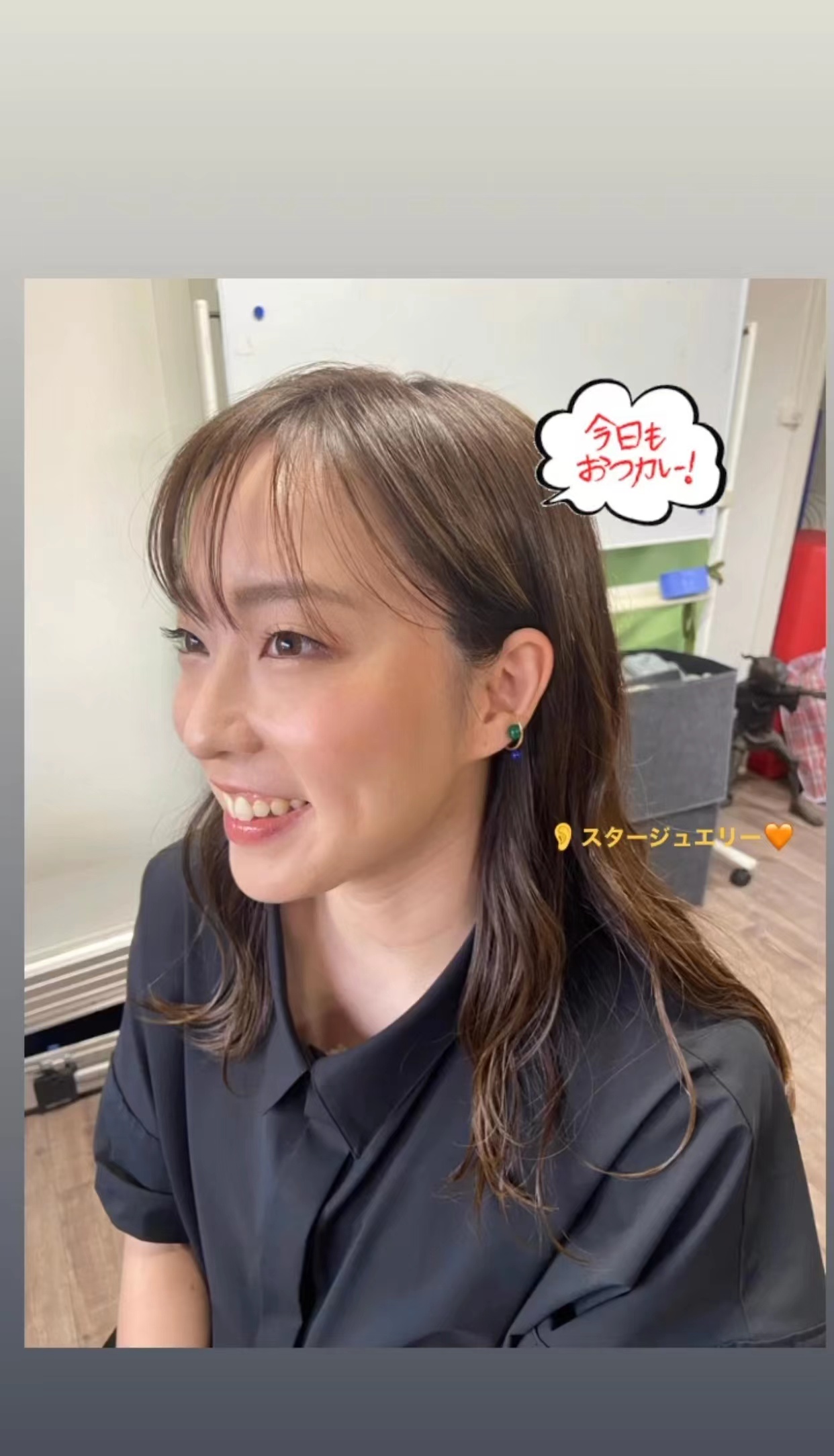 石川佳纯|石川佳纯最新的照片出炉！29岁石川在雨中举着伞，侧脸照非常漂亮