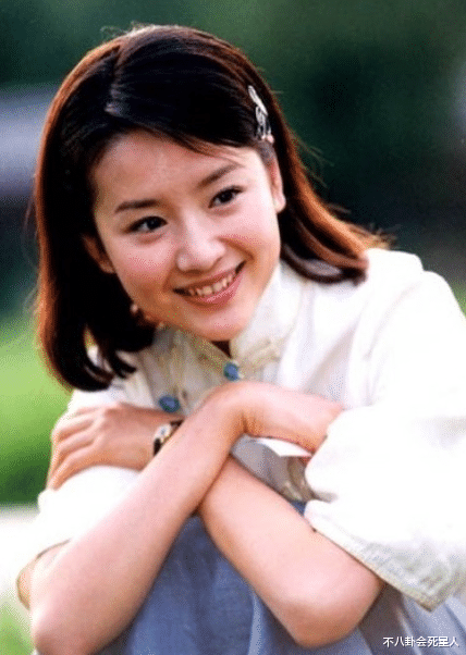 董洁|同样20岁的年纪，一个亭亭玉立，一个“土”成大妈，差距真大啊