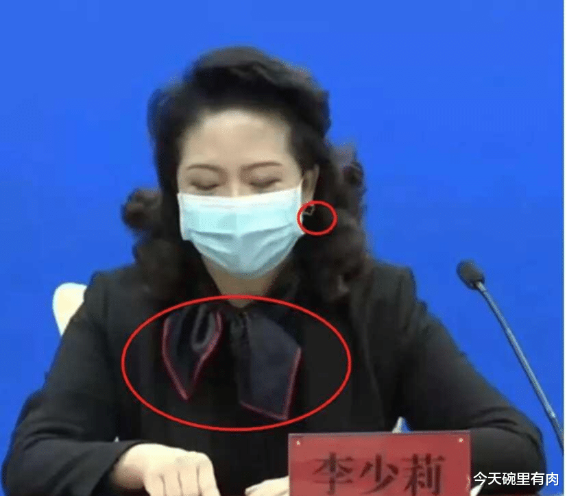 李少莉精致奢侈的佩戴,正式场合像小学生样的表现,她才不配位怎能不翻车