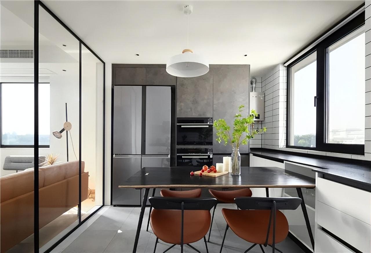 83㎡白色空间加入活泼的橙色点缀暖色的粉,有温暖而幸福的感觉