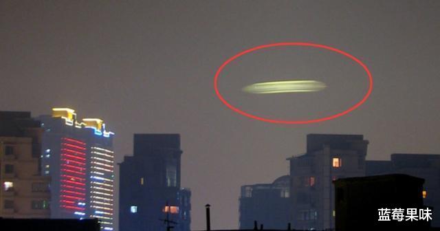哥伦比亚上空出现黑色烟圈,宛如时空隧道之门,到底怎么回事?