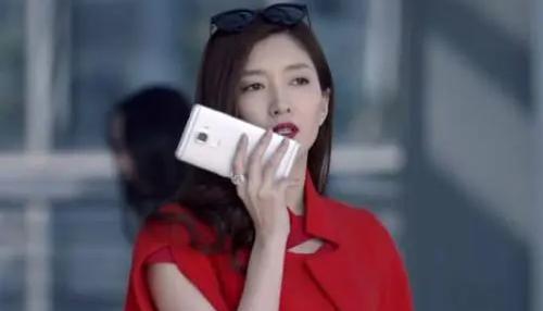 江疏影|演员江疏影深夜逛街，与助理3人共吃冰淇淋，闲来插画练舞晒宠物