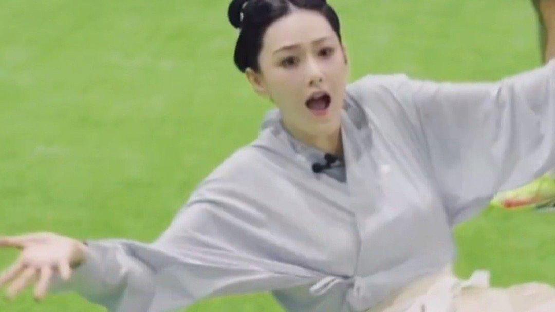 朴恩斌|今日份的快乐来自@张馨予，一起来看看笨蛋美女的踢球vlog吧！