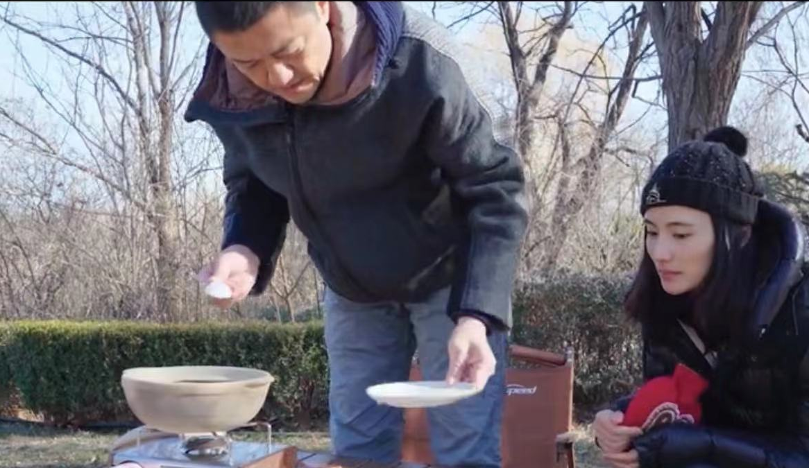 李亚鹏|李亚鹏为小19岁娇妻下厨做饭！全家回农村过节，一家三口幸福温馨