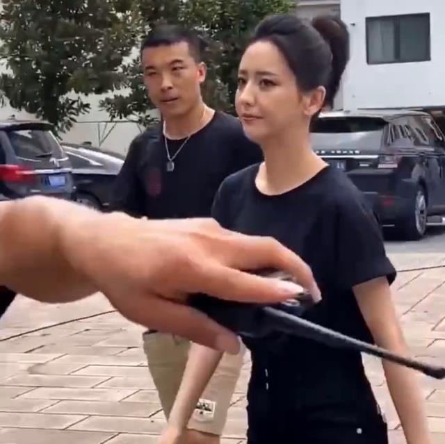 佟丽娅|佟丽娅低调出行，腿部肌肉紧致遭粉丝围观，小跑尽显女人味