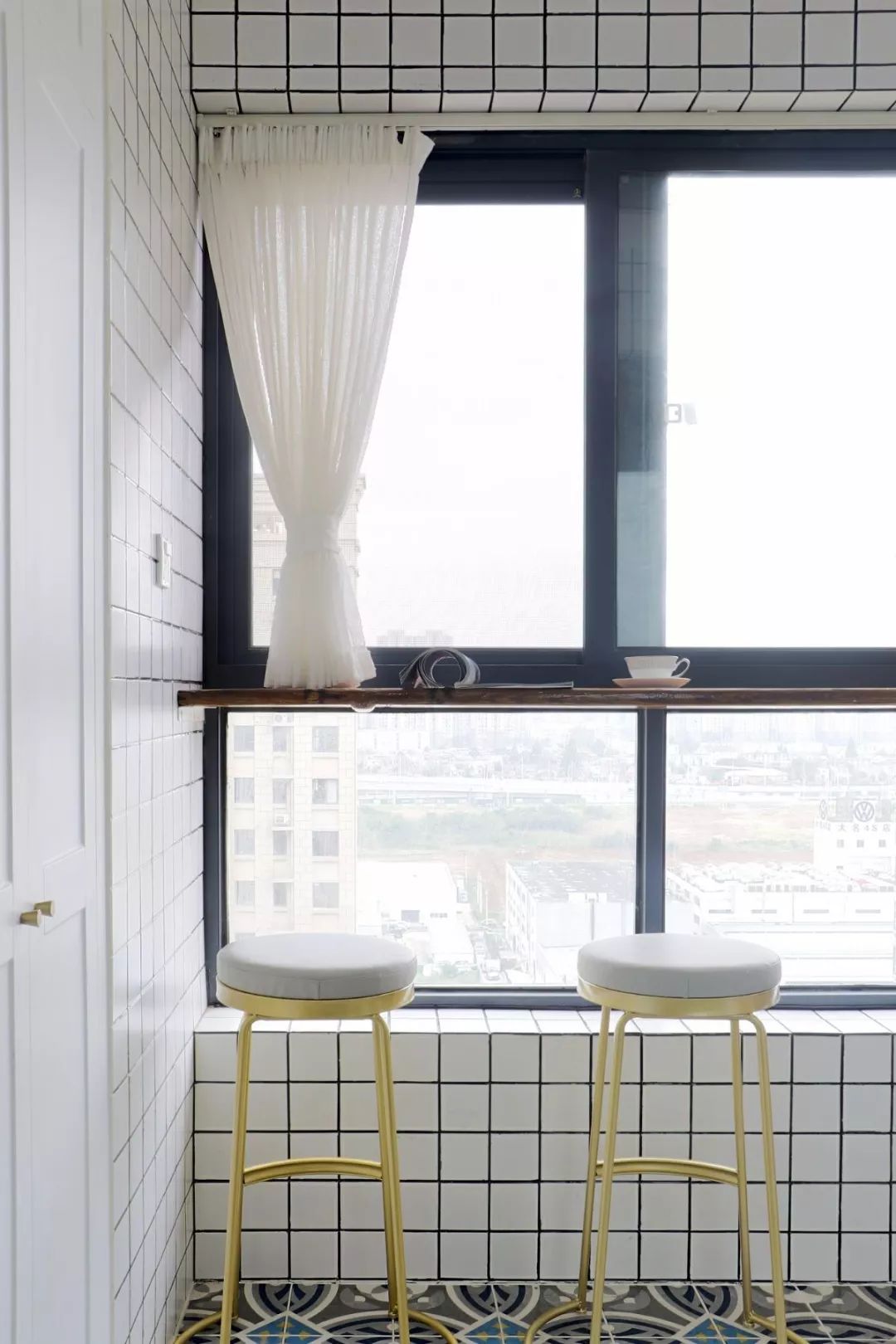 阳台靠窗装个小吧台，喝茶观景，真是不要太惬意！