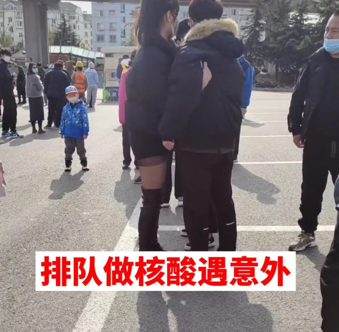 山东:小伙排队做核酸,被扇了一巴掌挨两拳,打人者扬言要报警