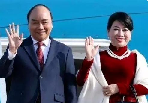 穿衣搭配|越南第一夫人:圆润的旺夫脸,身穿奥黛优雅霸气,儿女双全特爱笑