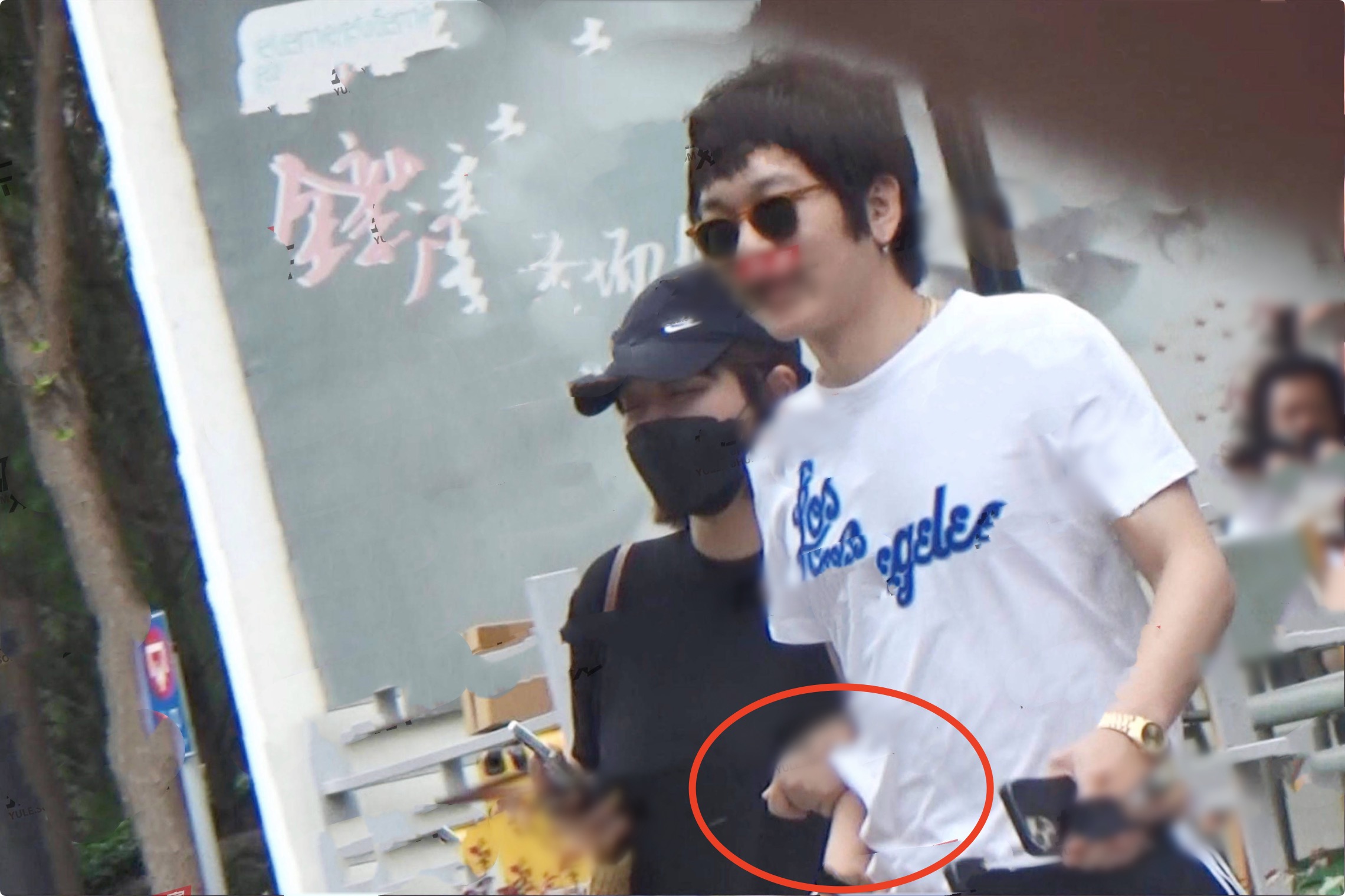 马思纯|马思纯和男友回家被拍,被张哲轩捧脸亲吻,甜蜜如初恋