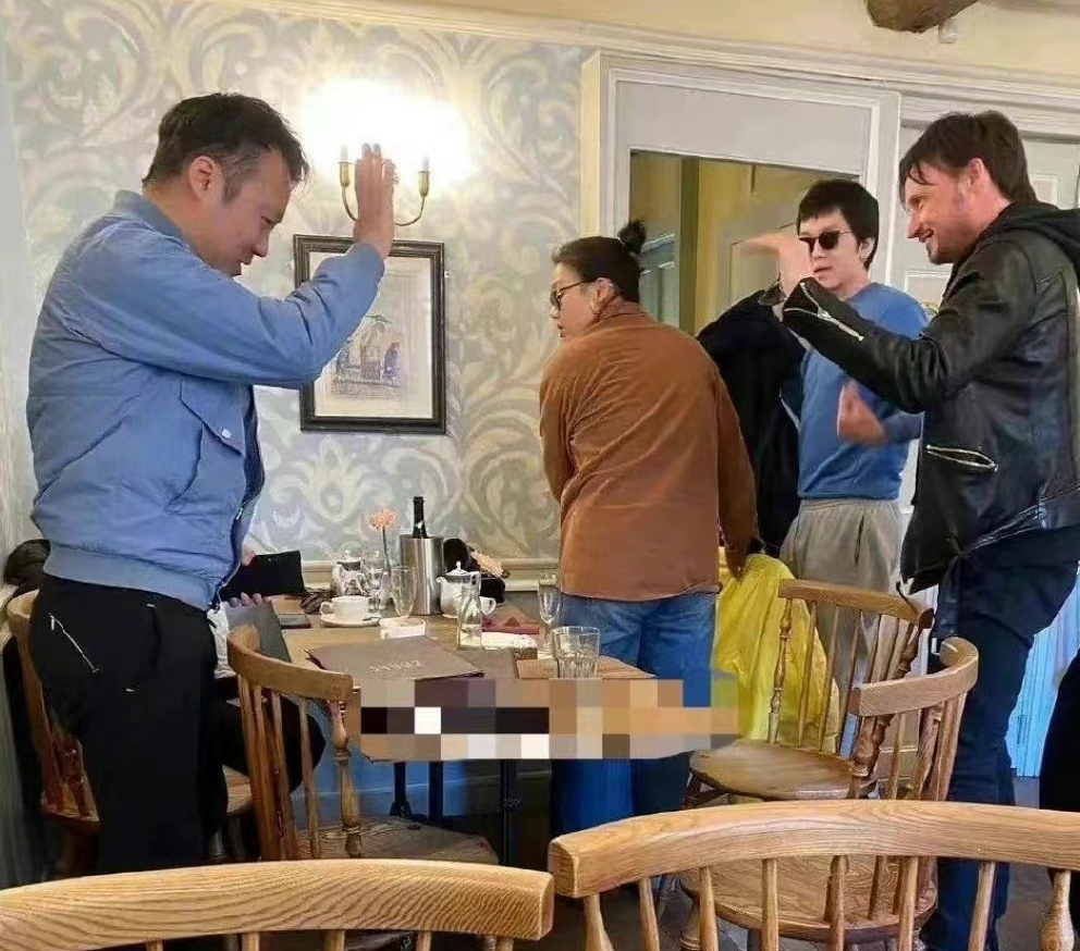 马思纯|马思纯为爱不要事业了?跟男友穿情侣装国外度假,身材壮硕像路人